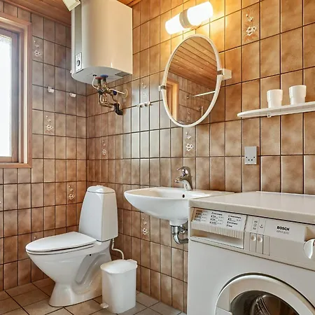 6 Person In Aakirkeby Ferienhaus *